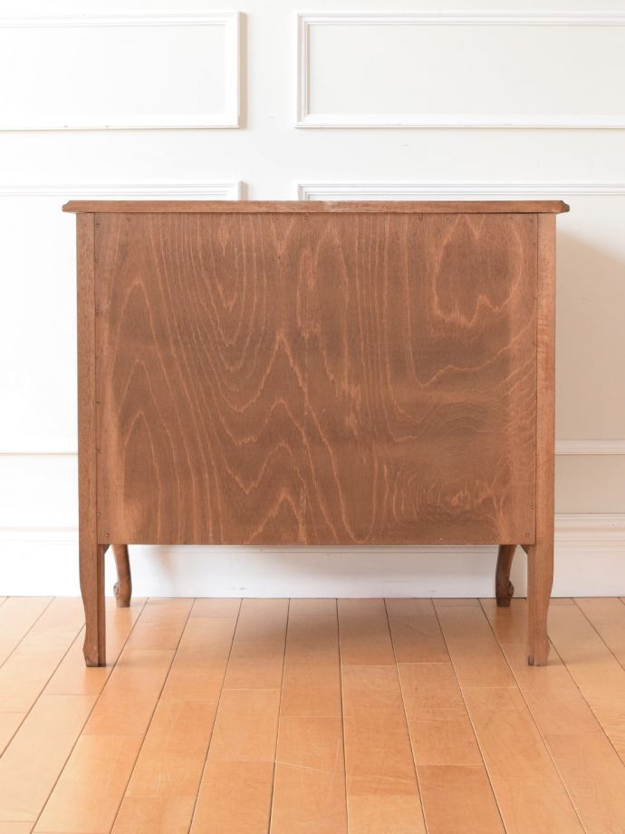 サイドボードの後ろ姿