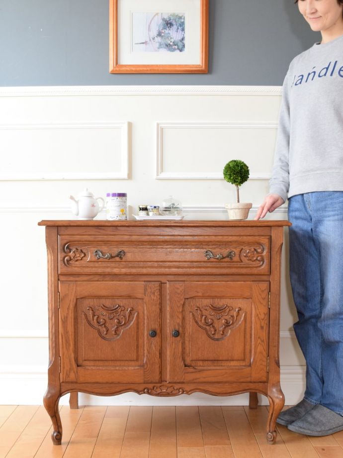 フランスの優雅なサイドボード