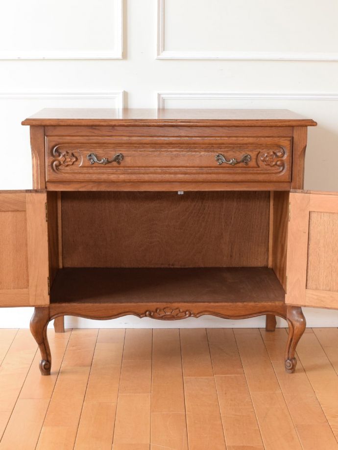 アンティークのサイドボードの扉の中