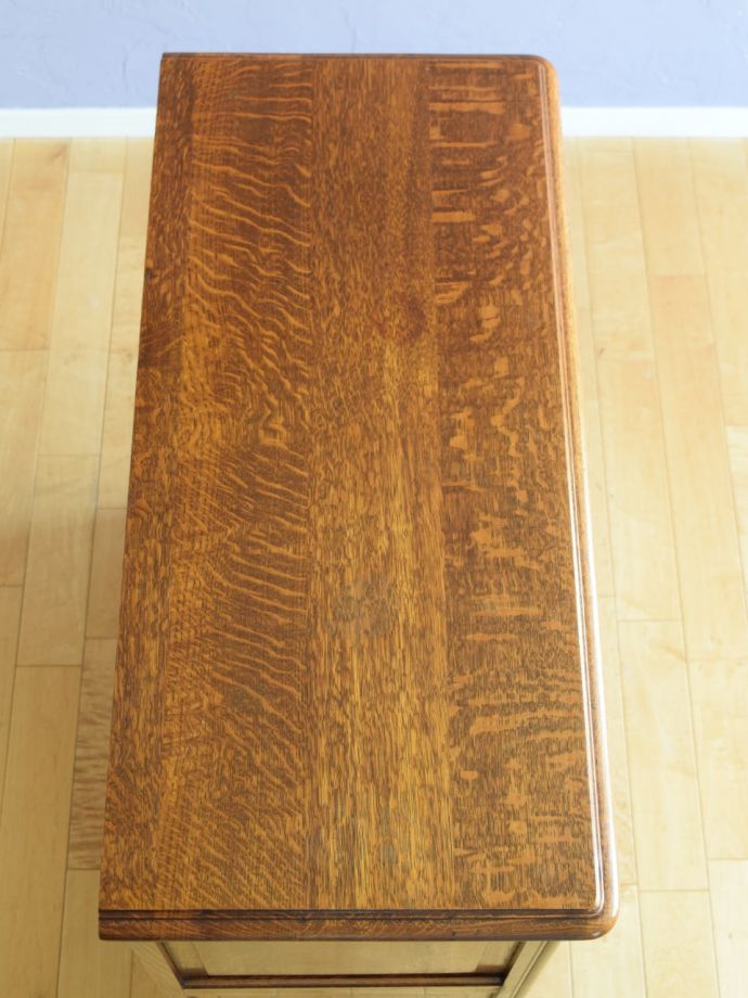 アンティークのサイドボードの天板