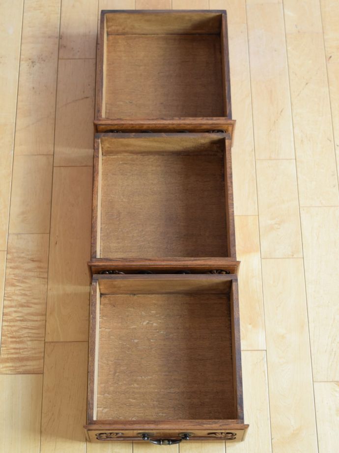 サイドボードの引き出しの中