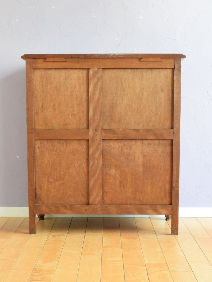 サイドボードの後ろ姿