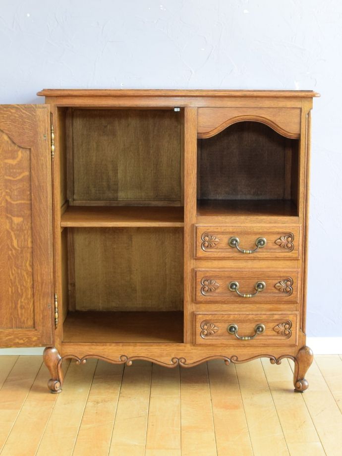 アンティークのサイドボードの扉の中