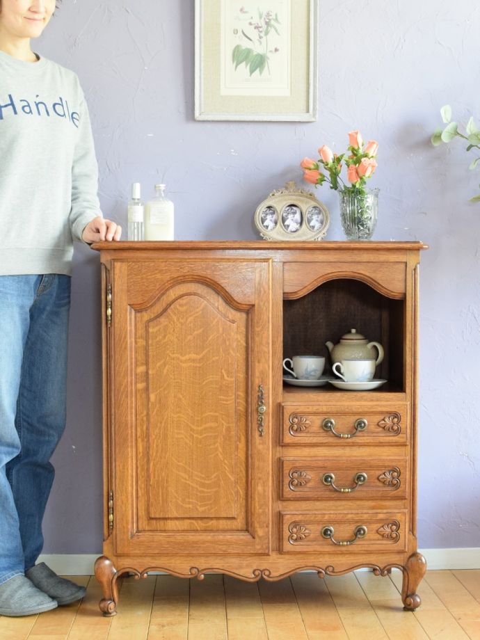 フランスの優雅なサイドボード