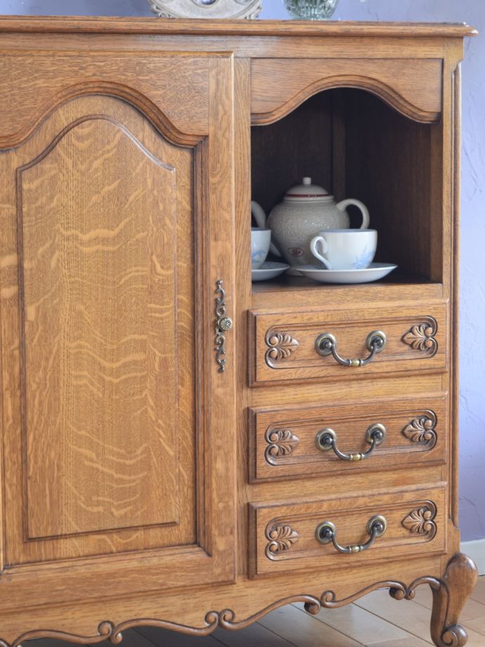 フランスのアンティークらしい美しい彫