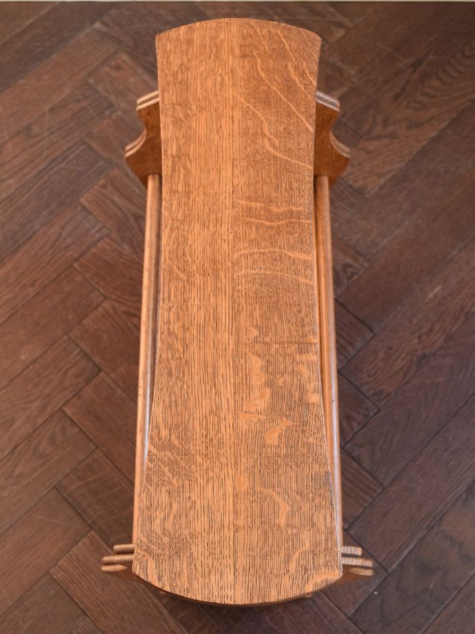 サイドテーブル付きのマガジンラック