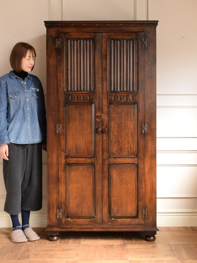 英国アンティークのワードローブ