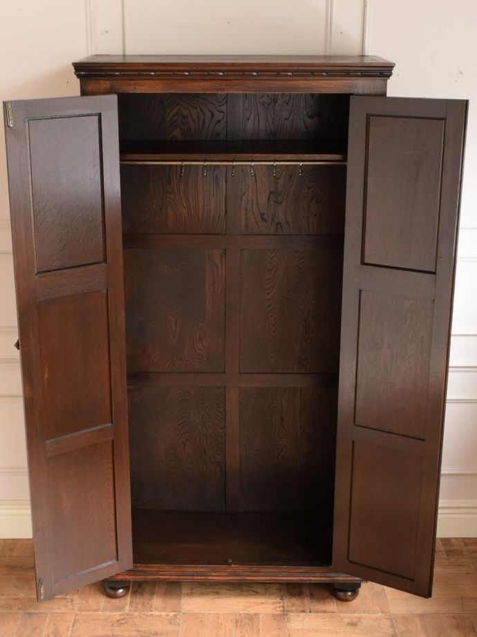 ワードローブの扉の中