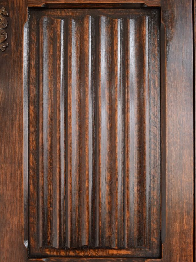 英国アンティーク家具らしい装飾