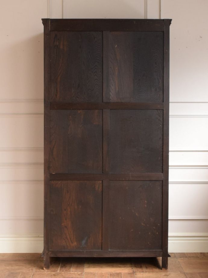 ワードローブの後ろ姿