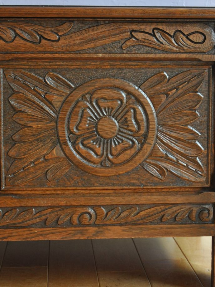 英国アンティーク家具らしい彫