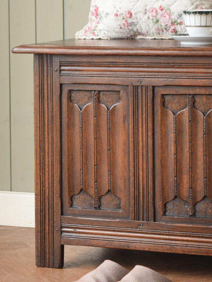 アンティーク家具らしさが漂うブランケットボックス