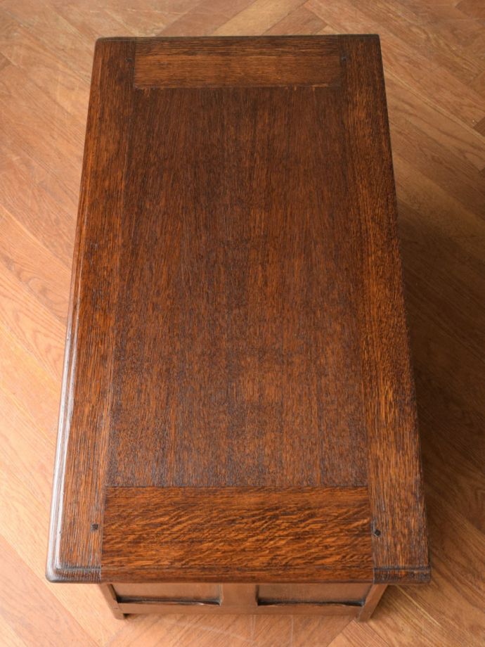 アンティークのブランケットボックスの天板
