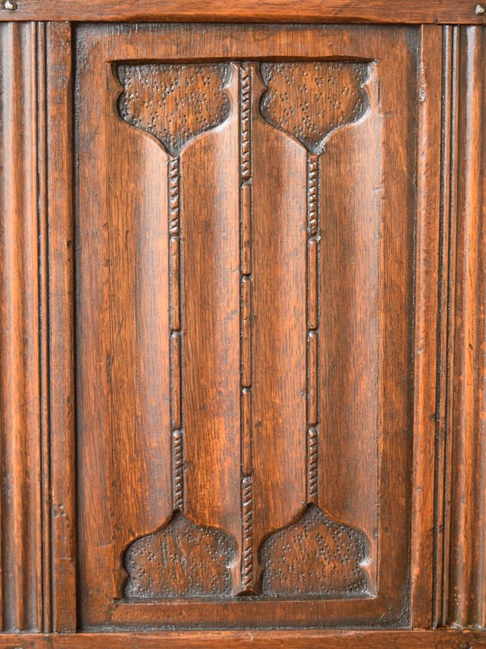 英国アンティーク家具らしい装飾