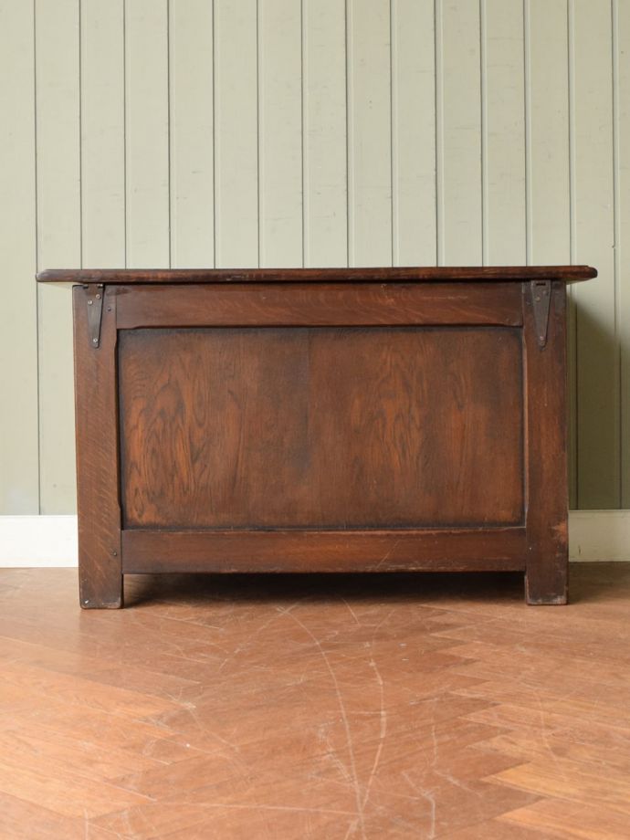 ブランケットボックスの後ろ姿