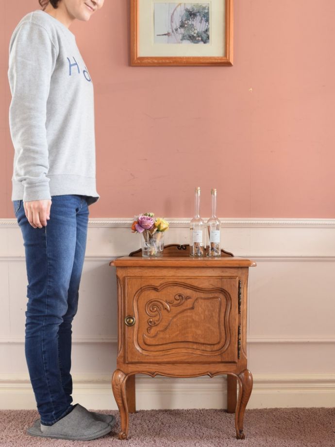 フランスの優雅なサイドキャビネット