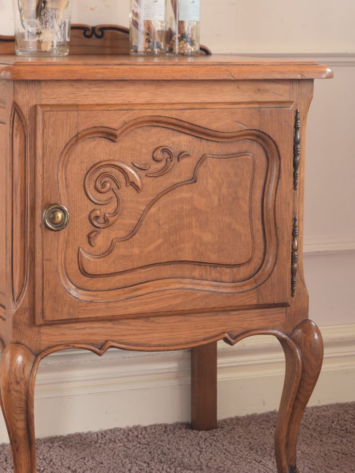 フランスのアンティークらしい美しい彫