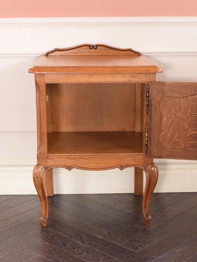 アンティークのサイドキャビネットの扉の中