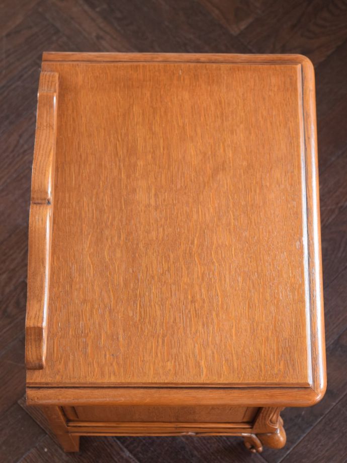 アンティークのサイドキャビネットの天板