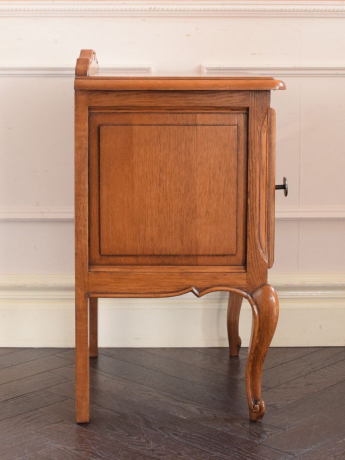 サイドキャビネットの側面