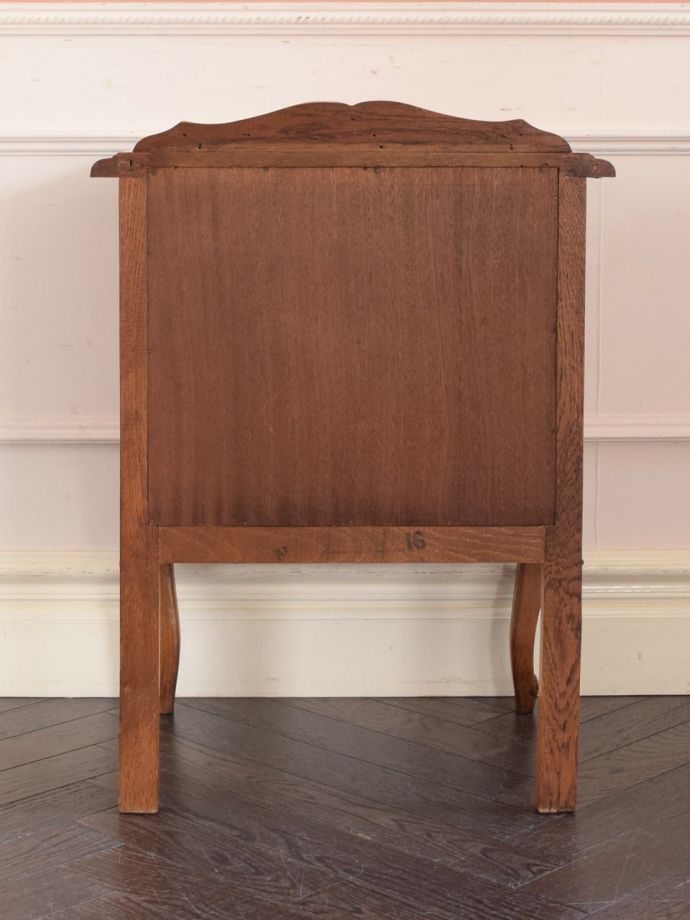 サイドキャビネットの後ろ姿