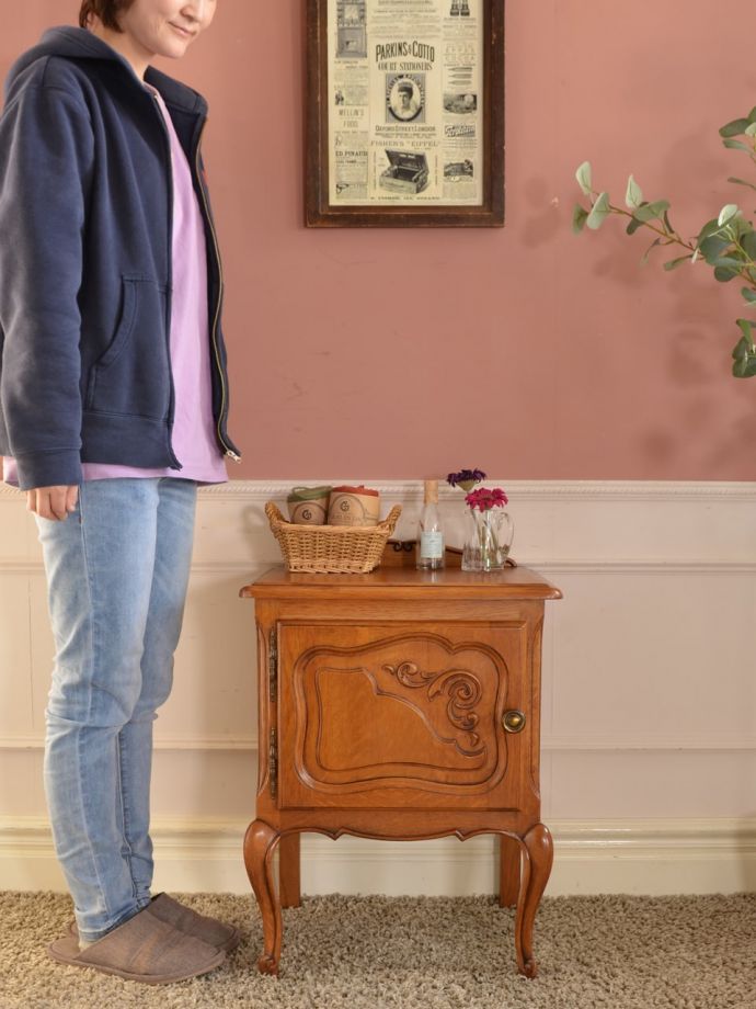 フランスの優雅なサイドキャビネット