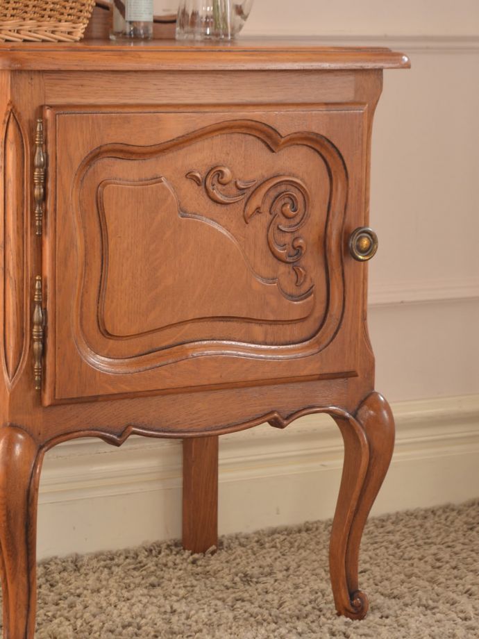 フランスのアンティークらしい美しい彫