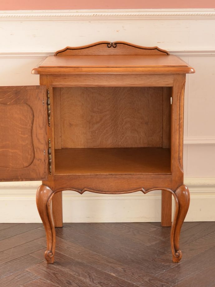 アンティークのサイドキャビネットの扉の中