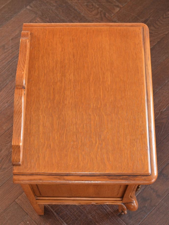 アンティークのサイドキャビネットの天板