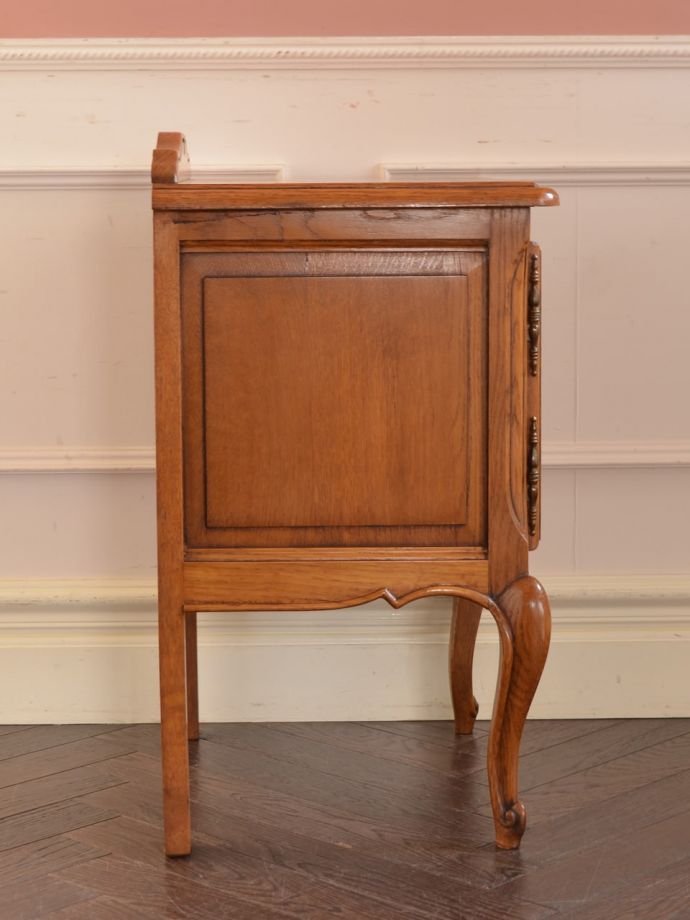 サイドキャビネットの側面