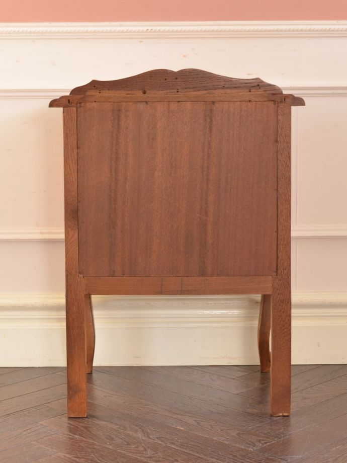 サイドキャビネットの後ろ姿