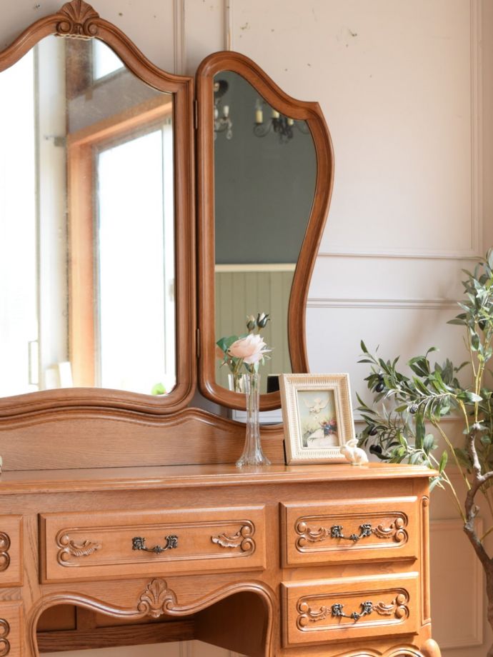 フランスのアンティークらしい美しい彫