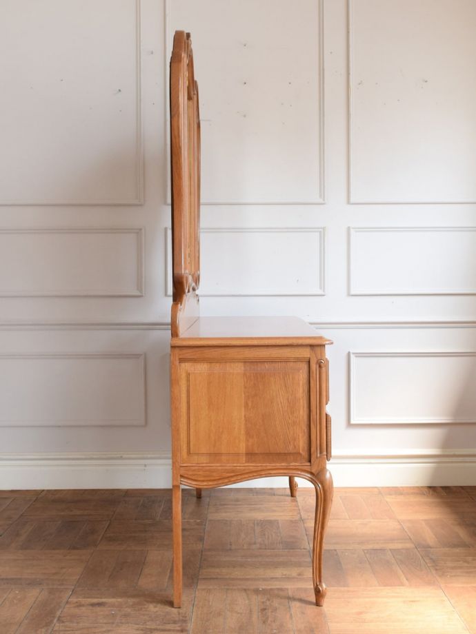 ドレッサーの側面