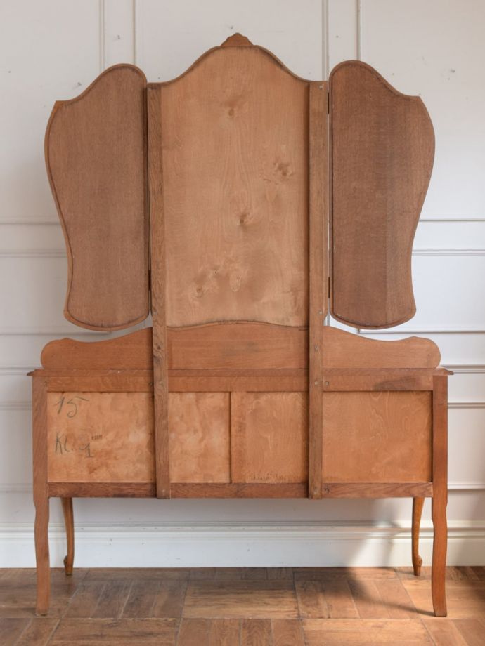 ドレッサーの後ろ姿