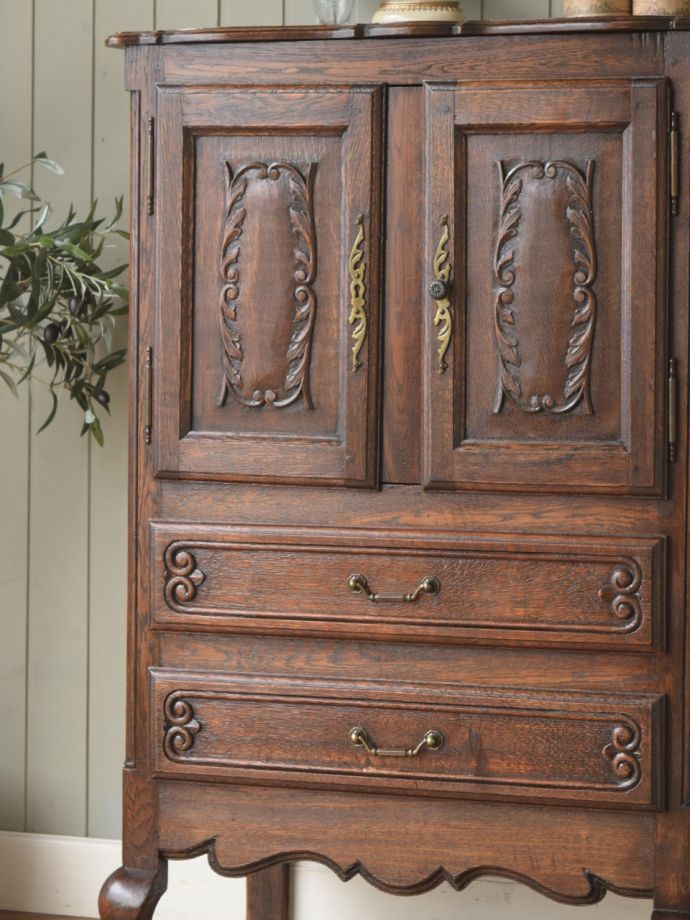 フランスアンティークらしい美しい彫