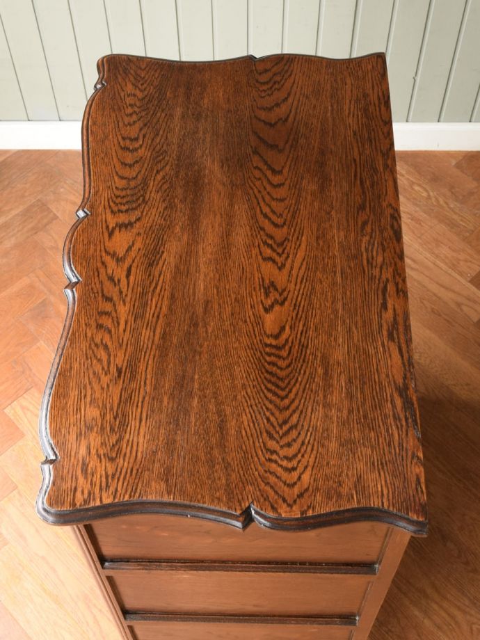 アンティークのサイドボードの天板