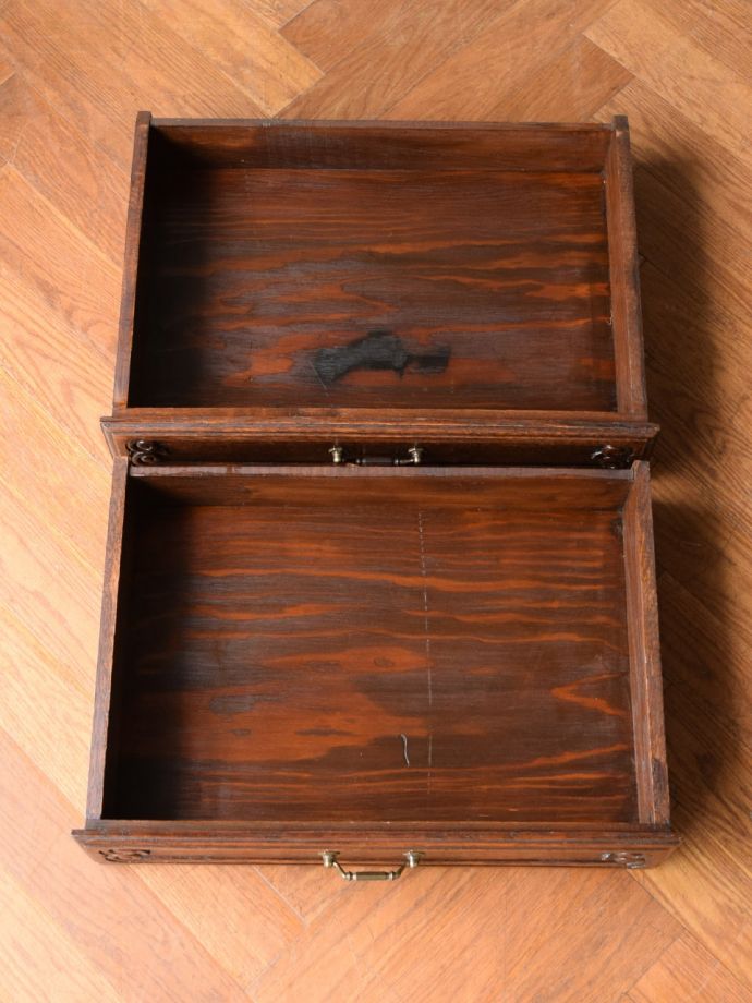 サイドボードの引き出しの中