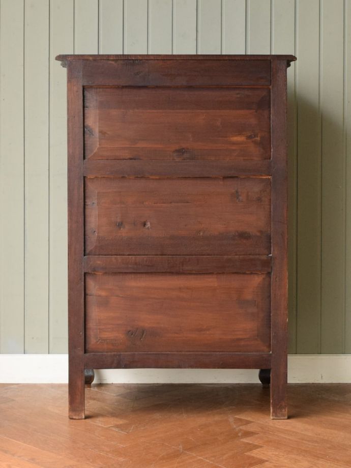 サイドボードの後ろ姿