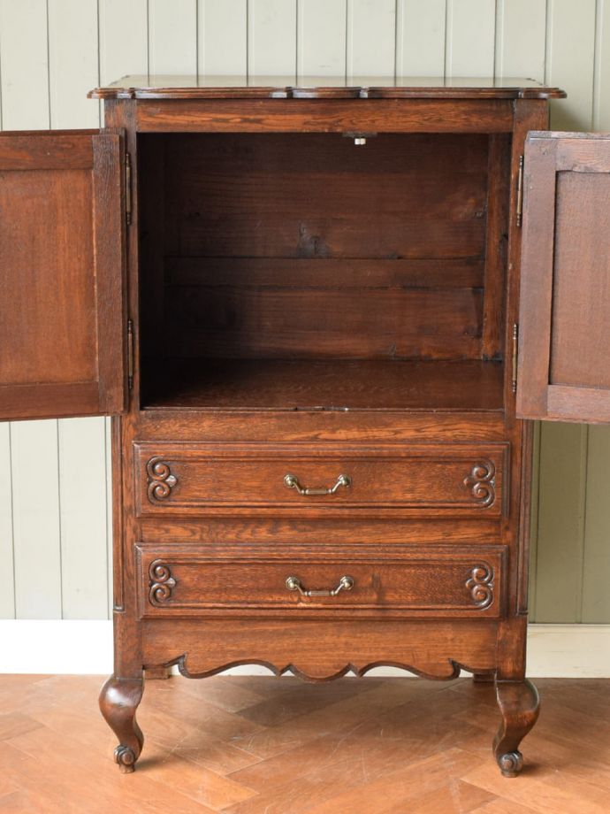 アンティークのサイドボードの扉の中