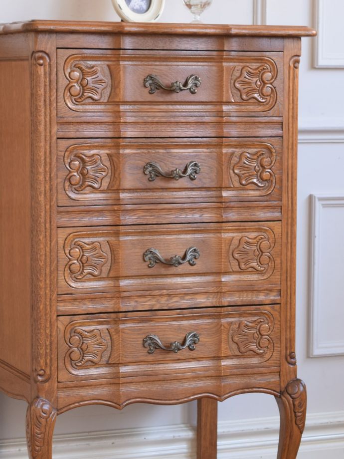 フランスの家具らしい美しいフォルム