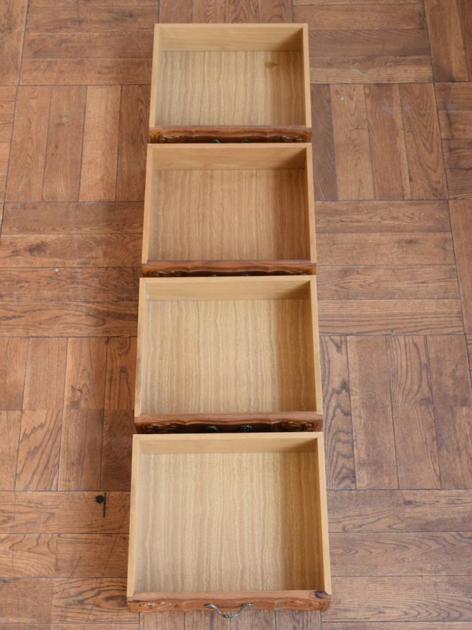 アンティークチェストの引き出しの中