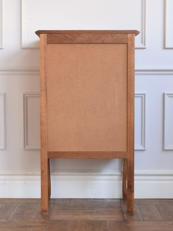 チェストの後ろ姿