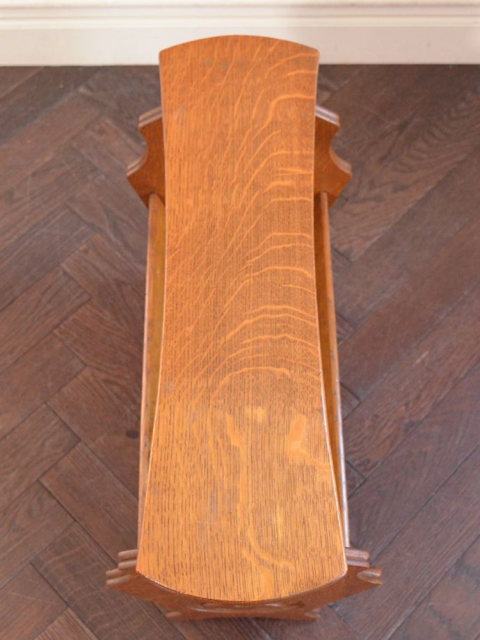 サイドテーブル付きのマガジンラック