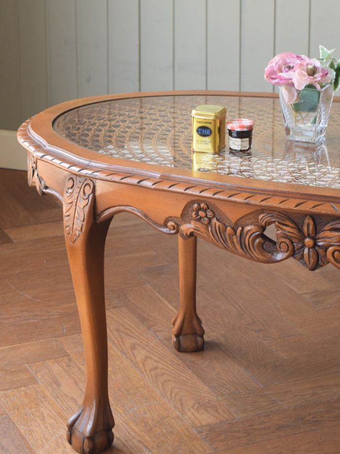 フランスの家具らしい美しいフォルム