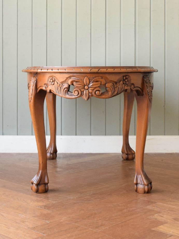 アンティークテーブルの横顔