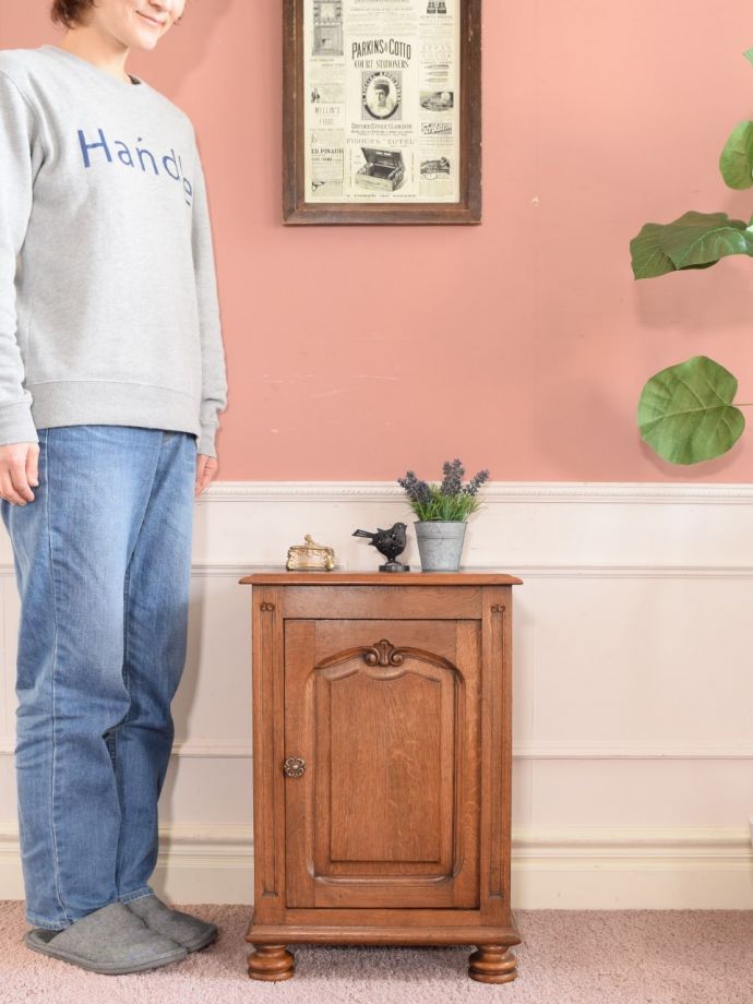 フランスの優雅なサイドキャビネット