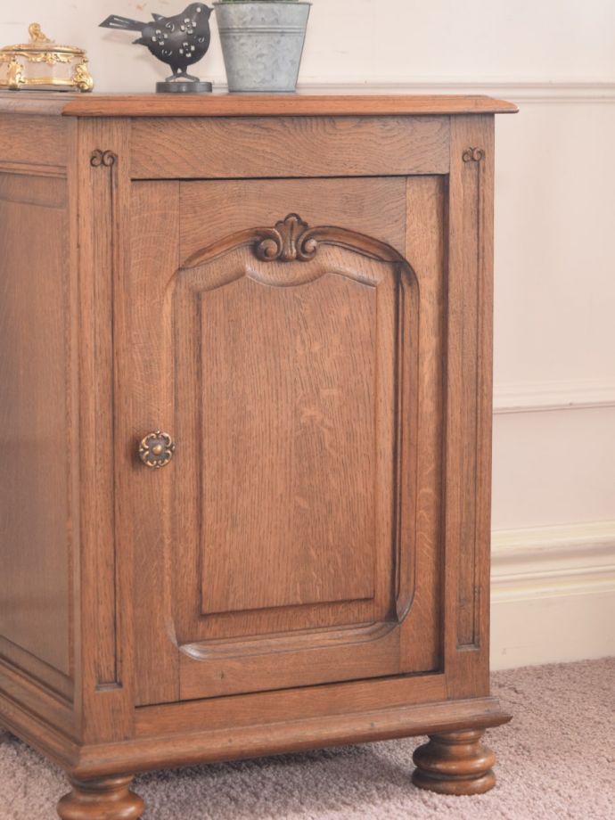 フランスのアンティークらしい美しい彫