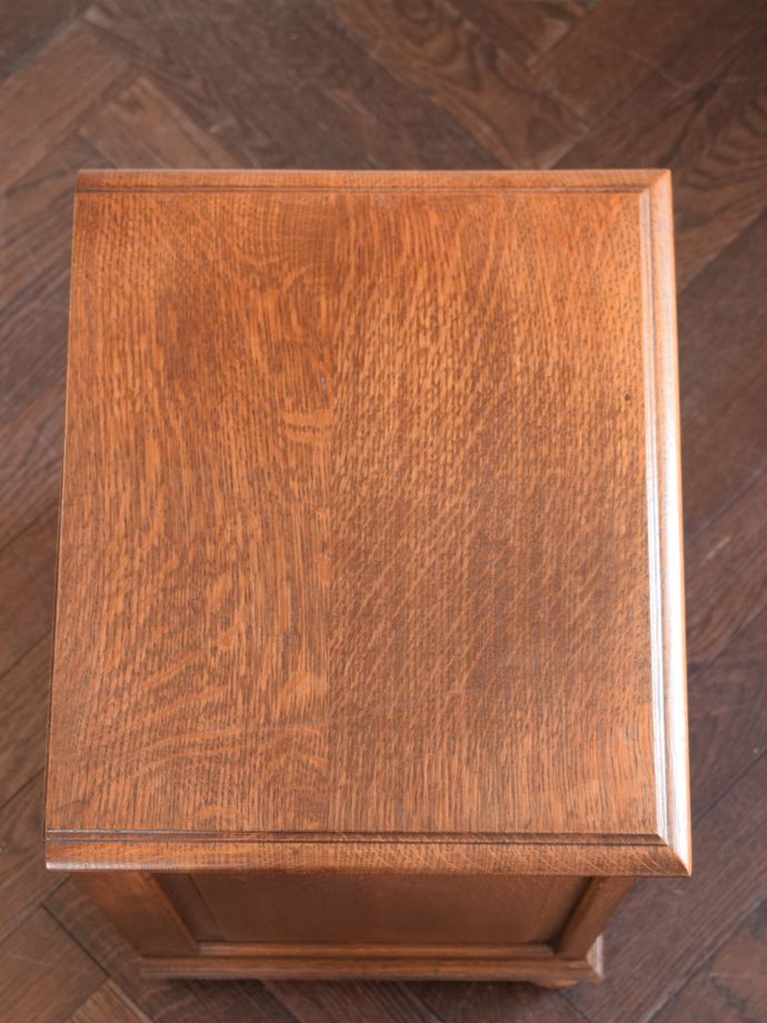 アンティークのサイドキャビネットの天板