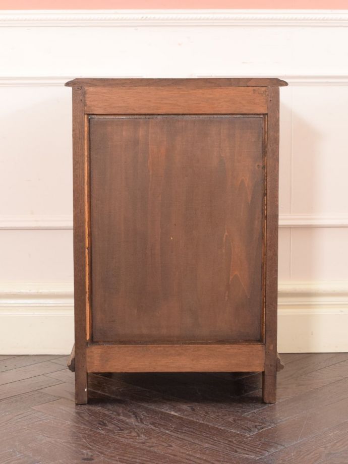 サイドキャビネットの後ろ姿