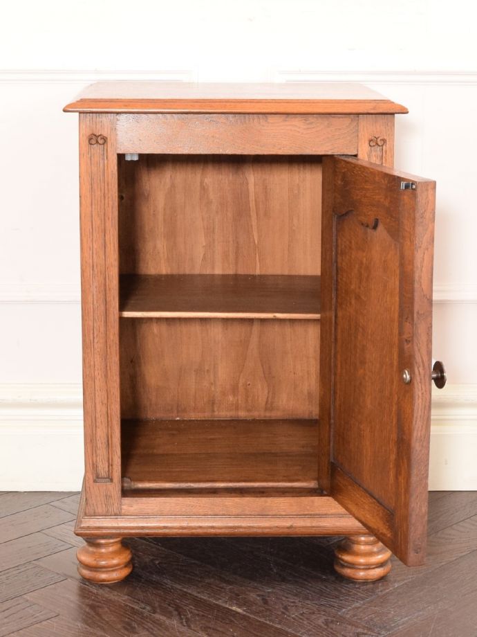 アンティークのサイドキャビネットの扉の中